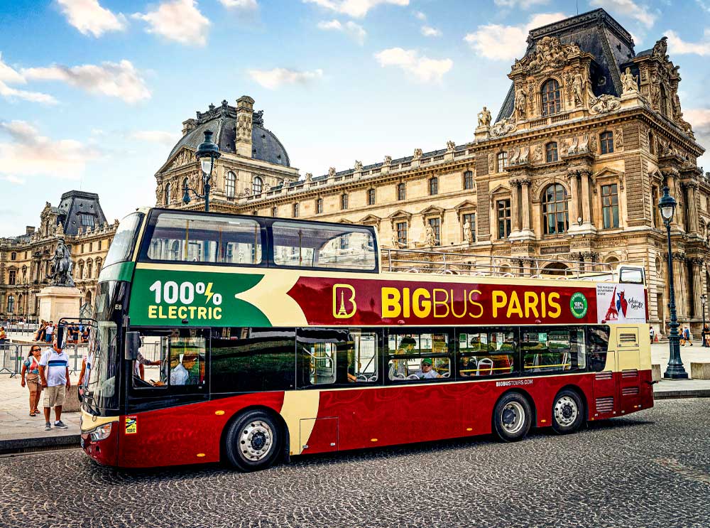 Big Bus Tours Paris s'est arrêté devant le Louvre.